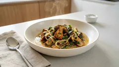 Grzyby w śmietanie z patelni – kremowy sos, który pasuje do ziemniaków i makaronu