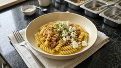 Makaron z twarogiem i złotą cebulką – szybki obiad z 3 składników