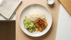 Pieczony tempeh z miso i syropem klonowym + ostra sałatka z ogórka