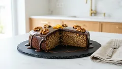 Wilgotne ciasto orzechowe bez mąki z polewą z gorzkiej czekolady